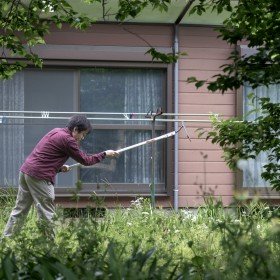 2025-05-18-15;28;07 花の家 母屋と庭で雑草を刈るCOTA