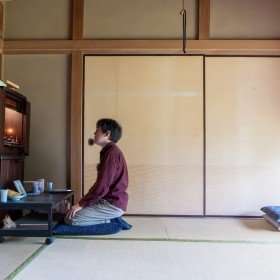 2025-05-18-14;41;50 花の家 和室の仏壇の前でおじいちゃんとおばあちゃんに話すCOTA