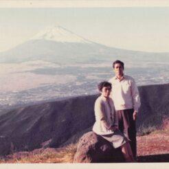 1980-11-01 箱根町 海ノ平 富士山の見える場所で おじいちゃんとおばあちゃん<br>おじいちゃんの車（日産スカイライン）でおばあちゃんと行った箱根旅行