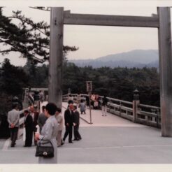 1981-12-01 三重県伊勢市 伊勢神宮 内宮 宇治橋<br>おじちゃんとおばあちゃんの伊勢志摩旅行