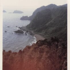 1982-08-01 佐渡市佐渡島 岬<br>おじいちゃんとおばあちゃんの新潟旅行