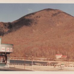 1982-12-01 群馬県 赤城山 大沼のボート乗り場と山<br>1982年12月におじいちゃんの運転でおばあちゃんと群馬県・赤城山へドライブデートをする