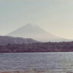 1983-10-01 山梨県南都留郡富士河口湖町 西湖からの富士山<br>1983年 おじいちゃんとおばあちゃんの富士五湖旅行