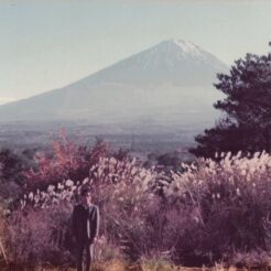 1983-10-01 山梨県南都留郡富士河口湖町 紅葉台からの富士山とおじいちゃん 西湖の南 青木ヶ原樹海の東端に位置する足和田山の尾根<br>1983年 おじいちゃんとおばあちゃんの富士五湖旅行