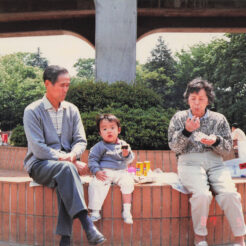 1987-05-04 小金井公園でおじいちゃん、おばあちゃんと昼食<br>小金井公園でおじいちゃん・おばあちゃんと昼ごはんを食べるCOTA