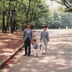 1987-05-04 公園の木漏れ日の中を歩くおじいちゃんとおばちゃんとCOTA<br>おじいちゃん、おばあちゃんと手を繋ぎながら公園の中を歩くCOTA