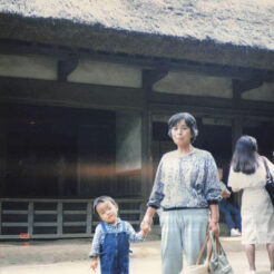 1987-10-04 三溪園でおばあちゃんと<br>藁葺き屋根の家の前でおばあちゃんと