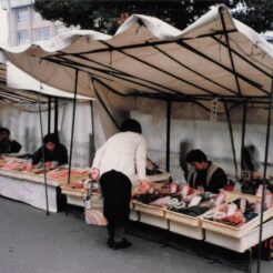 1987-10-28 岐阜県高山市 宮川河畔 宮川朝市で買い物をするおばあちゃん<br>飛騨高山