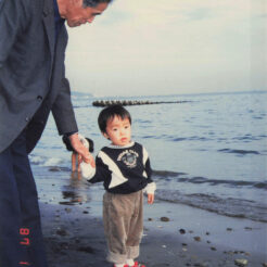 1987-11-23 津久井浜の海岸でおじいちゃんと<br>海岸でおじいちゃんと散歩