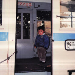 1987-12-17 野毛山動物園内の路面電車に乗るCOTA<br>横浜市交通局1500型電車1518号の保存展示