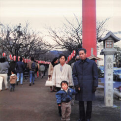 1988-01-24 鶴岡八幡宮をおじいちゃん、おばあちゃんと<br>神社の参道をおじいちゃんとおばあちゃんと歩くCOTA