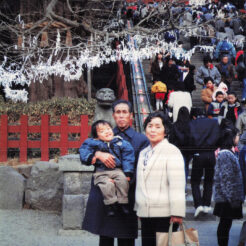 1988-01-24 鶴岡八幡宮前でおじいちゃんとおばあちゃんと<br>おじいちゃんに抱っこされておばあちゃんと居るCOTA