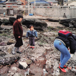 1988-03-20 金谷港近くの海でおばあちゃんと遊ぶ<br>金谷港（金谷駅近く）前の岩場で遊ぶおばあちゃんとCOTA