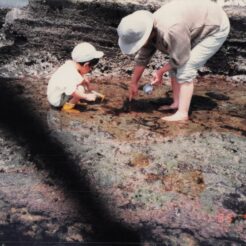 1988-05-02 神奈川県三浦市三崎町小網代 磯遊びをするCOTAとおばあちゃん<br>三崎口駅近くの海岸で磯遊びをするおばあちゃんとCOTA