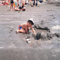 1988-07-31 逗子海岸で砂遊びをするCOTA<br>海水浴客でごった返す逗子海岸で砂遊びをするCOTA