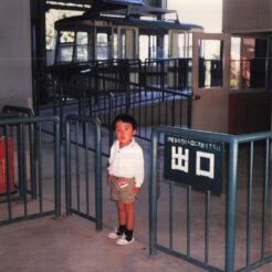 1988-09-10 松山城ロープウェイに乗るCOTA<br>松山城ロープウェイに乗るCOTA