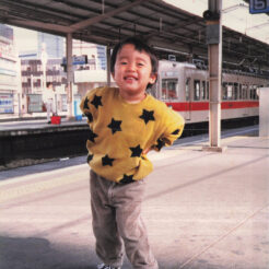 1988-09-10 京急川崎駅のCOTA<br>後ろを走っている電車は数少なくなっていた冷房がついていない東京都交通局の電車。これが来るとハズレな雰囲気だった