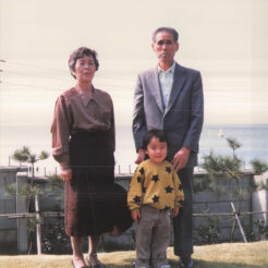 1988-09-10 横須賀の海を背にするおじいちゃん、おばあちゃんとCOTA<br>横須賀の海とおじいちゃん、おばあちゃん、COTA