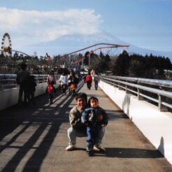 1988-12-25 富士急ハイランドの歩道橋のCOTAと富士山<br>富士急ハイランドのコニファーフォレスト・駐車用方面からランド内に続く歩道橋