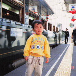 1989-04-09 横浜博覧会を走ったレトロ調気動車<br>桜木町側の日本丸駅〜山下公園駅の旧貨物線を結んだ気動車と映るCOTA。現在は廃線。