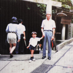 1989-08-05 鎌倉の銭洗弁天でおいいちゃんと<br>鎌倉の銭洗弁天でおじいちゃんと