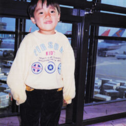 1989-11-28 新東京国際空港（成田空港）とCOTA<br>成田空港のロビーに立つCOTA