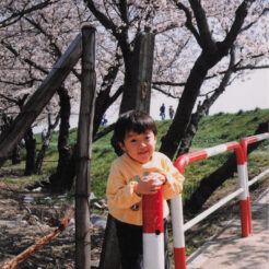 1990-02-21 多摩川の土手沿いの桜の下に立つCOTA<br>土手沿いに植えられた桜の下に立っているCOTA