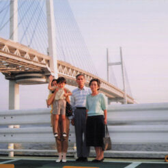 1990-06-02 おじいちゃん、おばあちゃんとベイブリッジ<br>横浜ベイブリッジの前でおじいちゃん、おばあちゃんとCOTA