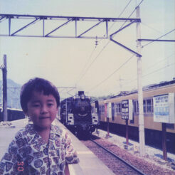 1990-08-02 秩父鉄道三峰口駅と思われる場所に立つCOTA<br>SL パレオエクスプレス C58 とCOTA