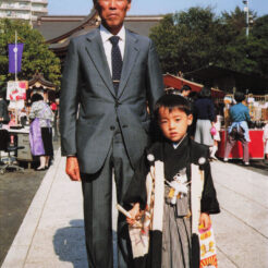 1990-11-03 神社でおじいちゃんと七五三<br>地元の神社で七五三の時におじいちゃんと