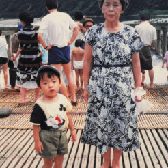 1988-07-31 長岡の川のやな場にておばあちゃんと<br>川の流れにすのこを乗せて登ってくる魚をとる梁漁。川口の簗場にておばあちゃんとCOTA
