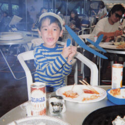 1991-11-11 マザー牧場で食事をするCOTA<br>千葉県のマザー牧場で食事をするCOTA