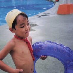 1992-08-21 サマーランドのプールで泳ぐCOTA<br>サマーランドのプールサイドに立っているCOTA