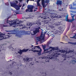 1992-05-01 八景島で潮干狩りをする<br>潮干狩りをするCOTA