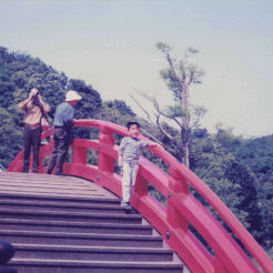 1992-05-01 日本庭園の橋に立つCOTA<br>称名寺庭園の橋の上に立っているCOTA