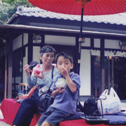 1992-07-01 松島の瑞巌寺前のお店でおばあちゃんとかき氷を食べるCOTA<br>松島の瑞巌寺前のお店でおばあちゃんとかき氷を食べるCOTA