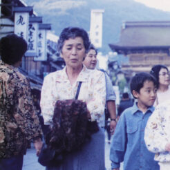 1993-10-10 善光寺を歩くおばあちゃんとCOTA<br>善光寺の参道を歩いているおばあちゃんとCOTA