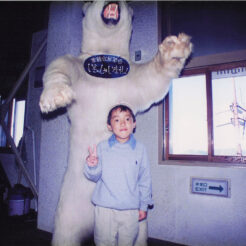 1993-10-10 志賀高原の東館山展望台にいるCOTA<br>志賀高原の展望台でクマの剥製と