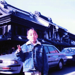 1994-01-04 川越の川越一番街商店街に立つCOTA<br>蔵造りの街並みを残す川越に立つCOTA