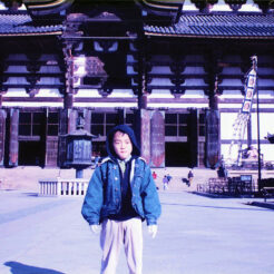 1994-01-06 東大寺大仏殿の前に立つCOTA<br>東大寺大仏殿の前に立つCOTA