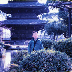 1994-01-07 東寺の五重塔とCOTA<br>東寺の五重塔を前に立つCOTA