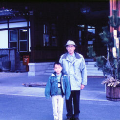 1994-01-07 泊まった奈良ホテル前でおじいちゃんとCOTA<br>奈良ホテルの前でおじいちゃんとCOTA