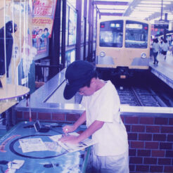 1996-08-08 池袋駅で西武鉄道のスタンプラリーのスタンプを押すCOTA<br>おじいちゃんと巡った西武線のスタンプラリーで池袋駅にいるCOTA