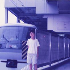 1996-08-08 西武池袋駅に立つCOTA<br>池袋駅で西武のニューレッドアローと立つCOTA