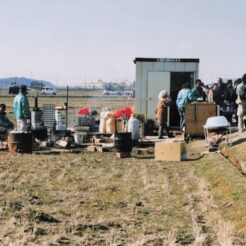 2004-02-08 本埜村 白鳥を見る人たちと地元の方々<br>白鳥