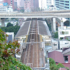 2004-11-07 16;27;41 石川町駅<br>外交官の家の庭から石川町駅を望む