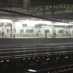 2005-08-23 20-25-57 大雨の横浜駅<br>雨のひどい横浜駅