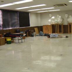 2005-11-25 14-51-06美術学校の床で寝るCOTA<br>友達と教室の床で寝るCOTA