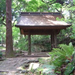 2006-04-30 13-14-34 鷹取山の寺<br>神武寺駅へ至るまでの鷹取山登山