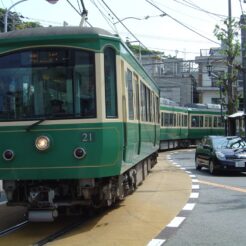 2006-05-04 09-23-45併用軌道を走る江ノ電<br>江ノ島駅付近の併用軌道を走る江ノ電